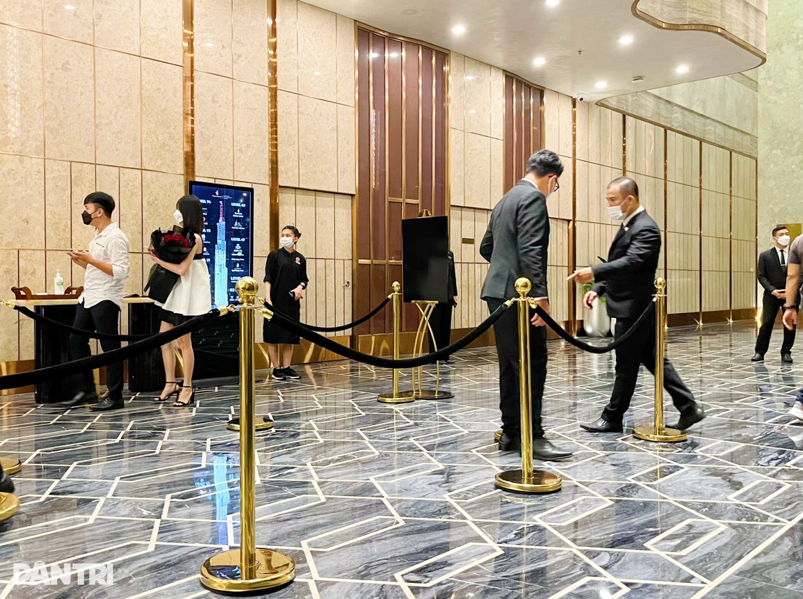 An ninh bất ngờ thắt chặt trong đám cưới Mạc Văn Khoa tại TPHCM - 3 An ninh bất ngờ thắt chặt trong đám cưới Mạc Văn Khoa tại TPHCM - 3