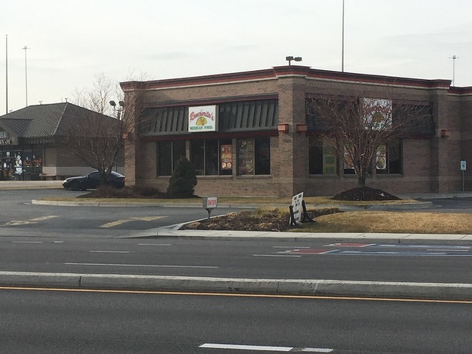 Nhân viên tiểu tiện ngay trong gian bếp, nhà hàng buộc phải đóng cửa - 2 Nhân viên tiểu tiện ngay trong gian bếp, nhà hàng buộc phải đóng cửa - 2