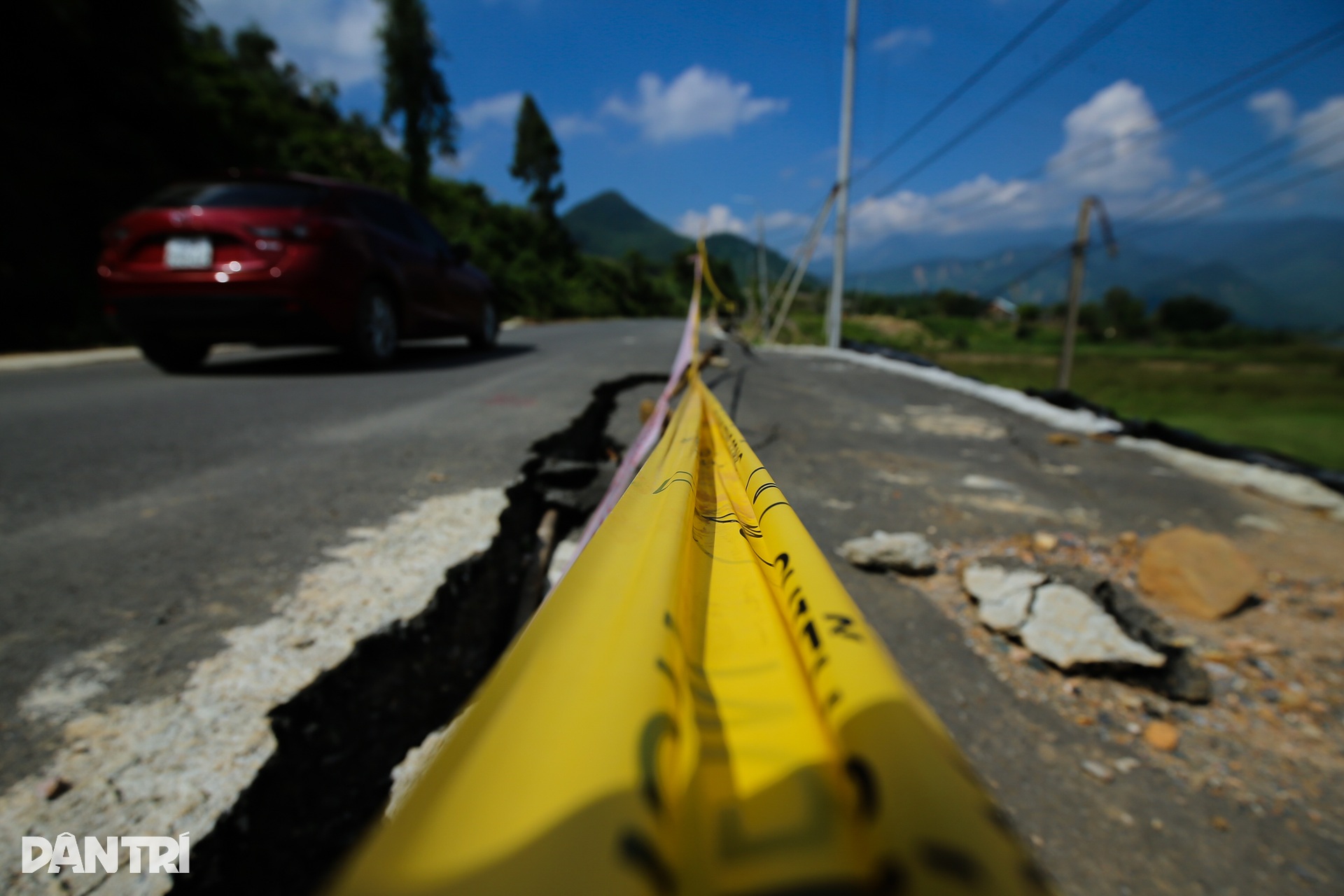 Dân thấp thỏm lưu thông qua tuyến đường sạt lở ở Đà Nẵng - 2 Dân thấp thỏm lưu thông qua tuyến đường sạt lở ở Đà Nẵng - 2