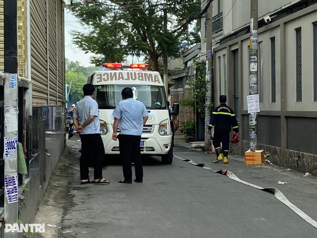 Cháy xưởng giấy ở bán đảo Thanh Đa, người nhà gọi điện cầu cứu - 2 Cháy xưởng giấy ở bán đảo Thanh Đa, người nhà gọi điện cầu cứu - 2