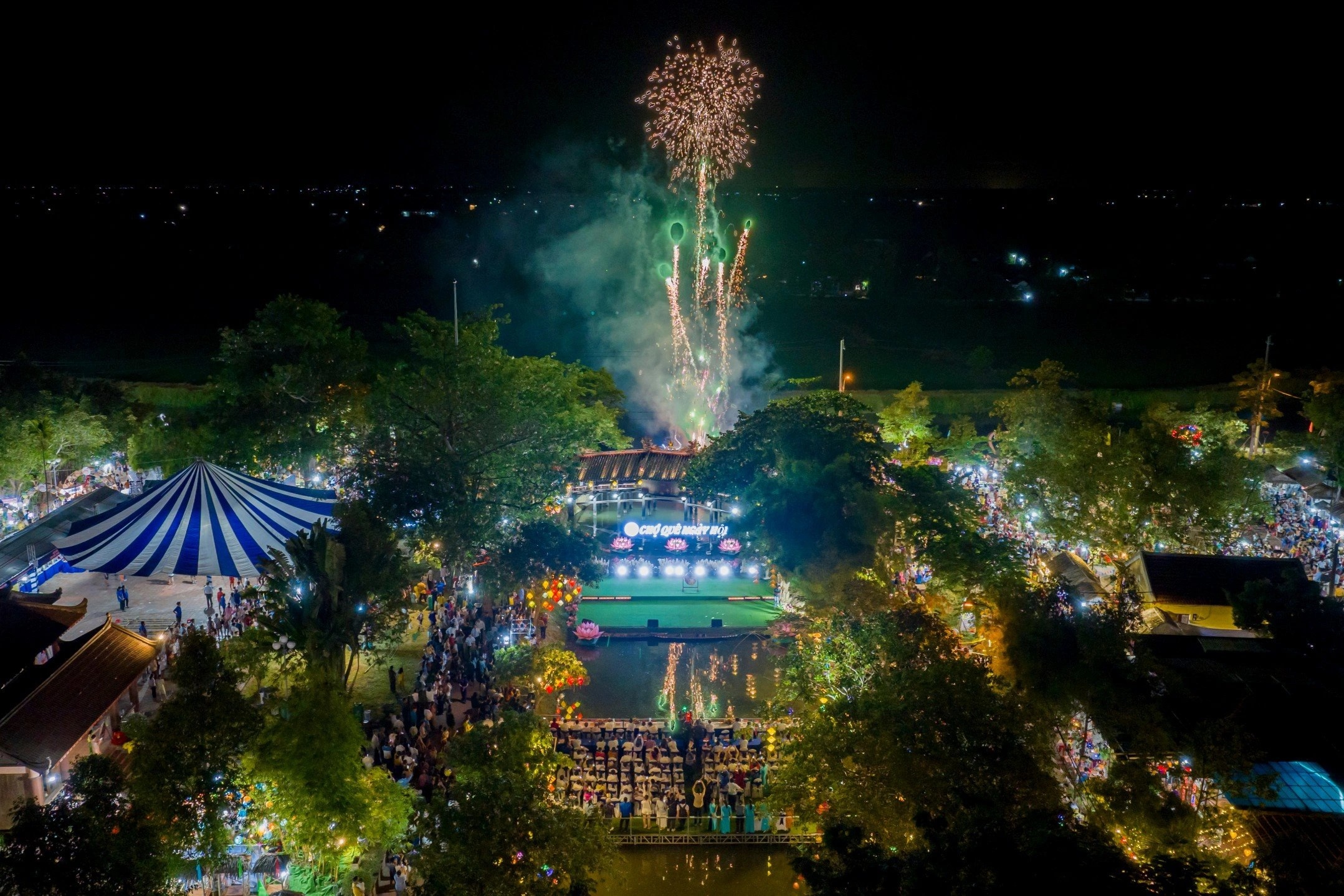 View - Xem khách Tây làm trâu cày, dân làng rước kiệu Bà Cầu | Báo Dân trí