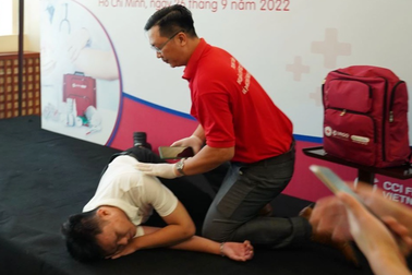 Thấy người gặp tai nạn không biết sơ cứu, chỉ lấy điện thoại ra chụp hình