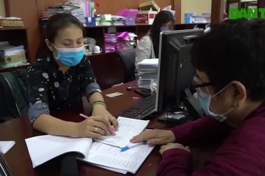 Người dân TPHCM nhận tiền hỗ trợ