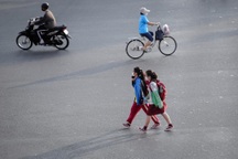 Người đi bộ TPHCM phớt lờ cầu bộ hành có thang máy để băng ngang đường