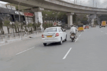 Tài xế ô tô cố tình tông vào người đi xe máy sau cuộc cãi vã