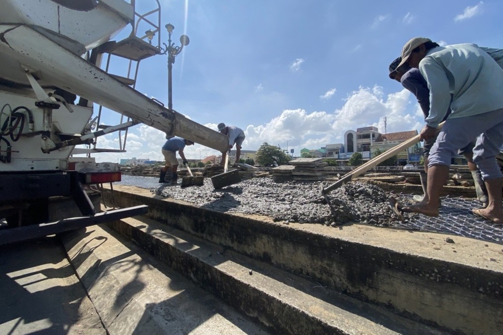 Khẩn trương sửa chữa bờ kè sông Bạc Liêu bị sụp lún - 2 Khẩn trương sửa chữa bờ kè sông Bạc Liêu bị sụp lún - 2