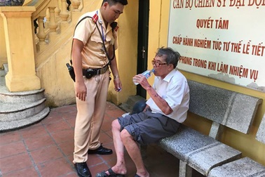 CSGT Hà Nội đưa cụ ông bị ngã xe máy về nhà an toàn