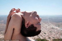 Cuộc sống đầy nghị lực của người đàn ông có đầu lộn ngược