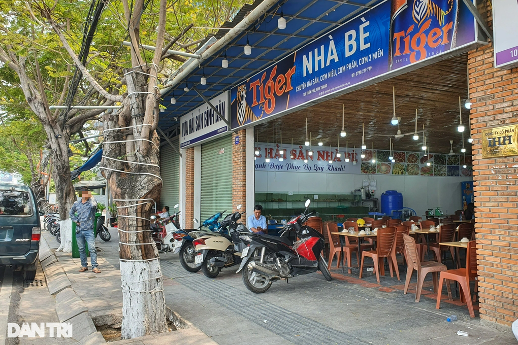 Xử phạt nhà hàng có 3 khách Trung Quốc ăn hết 12kg hải sản - 1 Xử phạt nhà hàng có 3 khách Trung Quốc ăn hết 12kg hải sản - 1