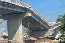 Cầu 54 tỷ đồng sắp hoàn thành bất ngờ sập xuống sông