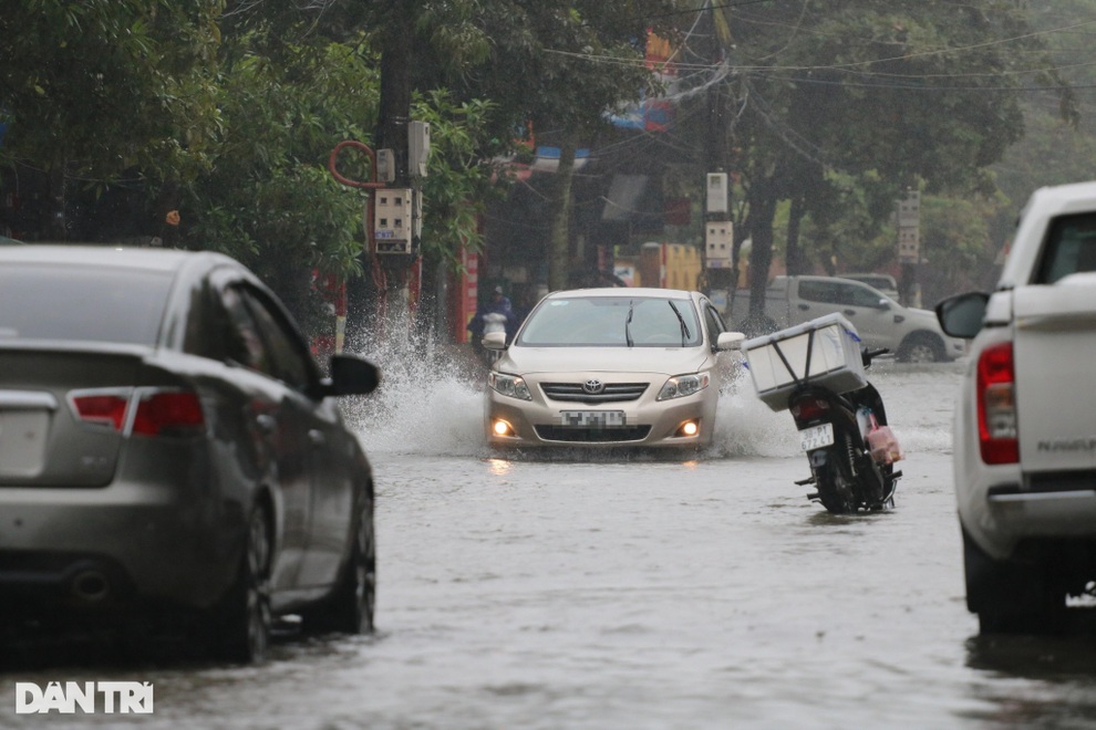 Mưa lớn nước ngập cả mét, phương tiện giao thông bơi trên đường - 1 Mưa lớn nước ngập cả mét, phương tiện giao thông bơi trên đường - 1