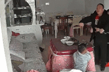 Clip bé gái thực hiện động tác Heimlich cứu cha khiến dân mạng thán phục