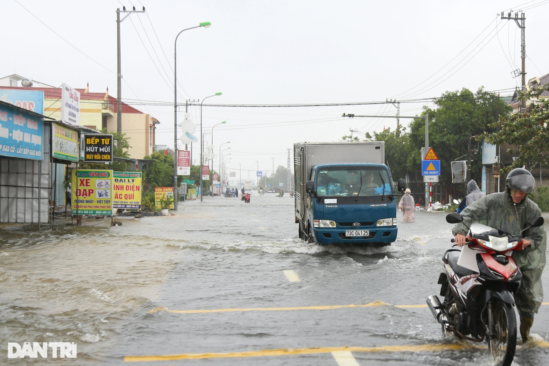Chật vật vượt đoạn đường ngập nơi cửa ngõ thành phố Đồng Hới - 9 Chật vật vượt đoạn đường ngập nơi cửa ngõ thành phố Đồng Hới - 9