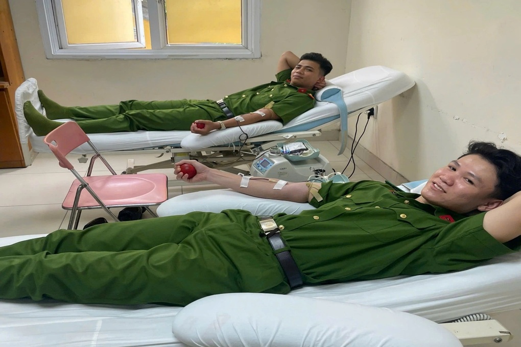 Ba chiến sĩ cảnh sát cùng làm một việc giúp bệnh nhân nguy kịch - 1 Ba chiến sĩ cảnh sát cùng làm một việc giúp bệnh nhân nguy kịch - 1
