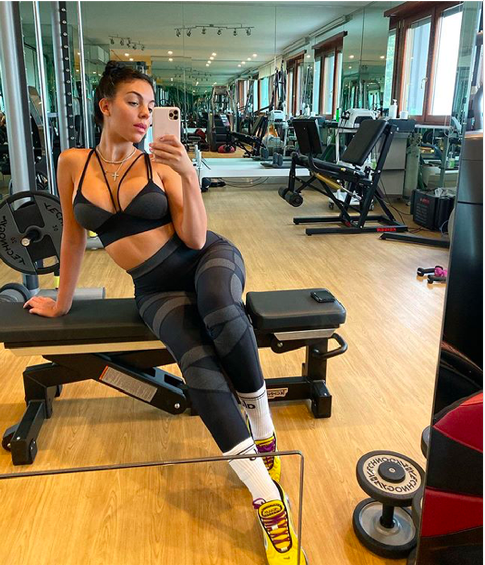Bạn gái C.Ronaldo khoe thân hình bốc lửa trong phòng tập - 4 Bạn gái C.Ronaldo khoe thân hình bốc lửa trong phòng tập - 4