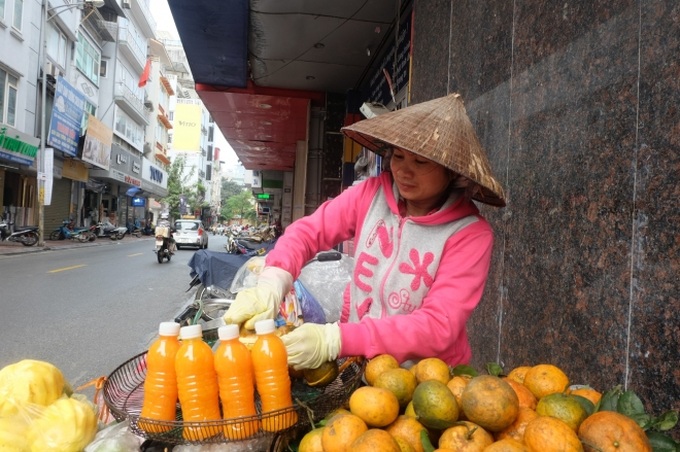 Đổ xô bán nước cam ép nguyên chất giá siêu rẻ, tiểu thương thu tiền triệu mỗi ngày - Ảnh 6. Đổ xô bán nước cam ép nguyên chất giá siêu rẻ, tiểu thương thu tiền triệu mỗi ngày - Ảnh 6.