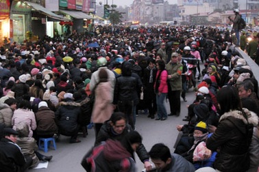 “Biển” người lễ Tết Nguyên tiêu, các dịch vụ “hốt bạc”