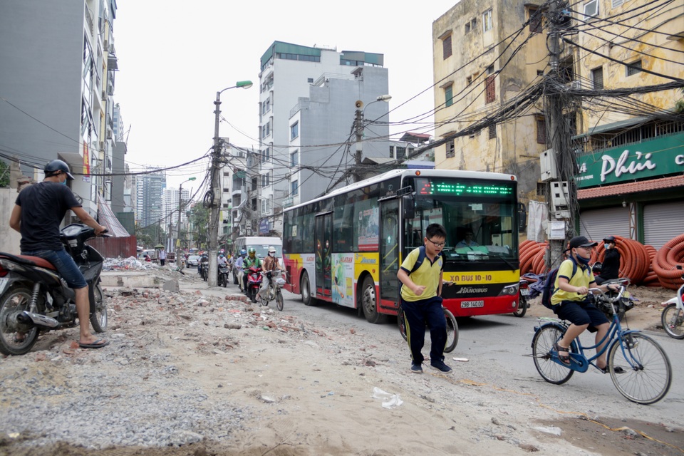 Hà Nội: Hãi hùng cảnh cạm bẫy giăng khắp nơi trên con đường đang mở rộng - 4 Hà Nội: Hãi hùng cảnh cạm bẫy giăng khắp nơi trên con đường đang mở rộng - 4