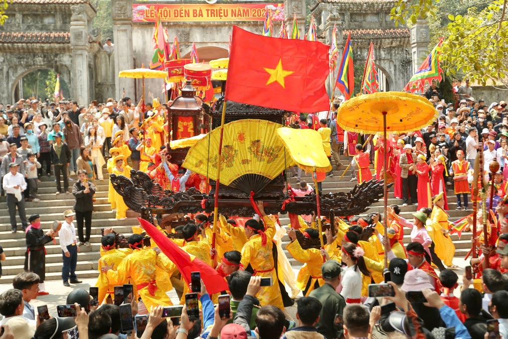 Hàng nghìn du khách đổ về lễ hội đền Bà Triệu - 2 Hàng nghìn du khách đổ về lễ hội đền Bà Triệu - 2