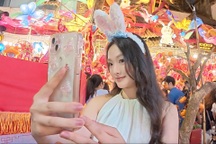 Theo chân "nàng thơ" săn ảnh đẹp Trung thu trên phố Hàng Mã