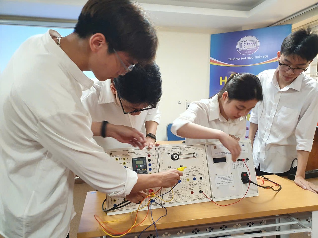 Sinh viên nghiên cứu khoa học bứt tốc, tăng gấp 3 lần sau 3 năm - 2 Sinh viên nghiên cứu khoa học bứt tốc, tăng gấp 3 lần sau 3 năm - 2