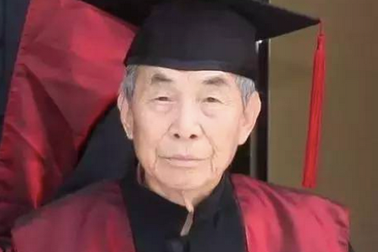 Cụ ông 105 tuổi vẫn học lấy bằng Tiến sỹ