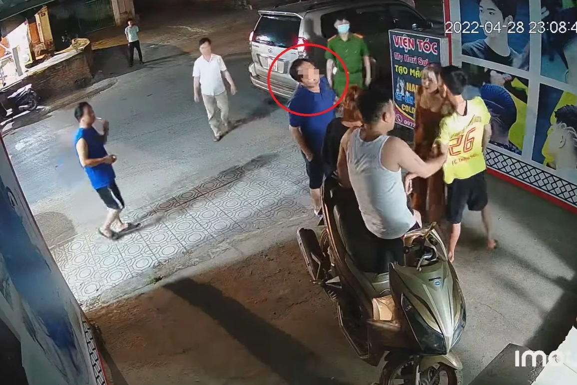 Hé lộ về bác sĩ đi cùng phó trưởng công an phường vào tiệm tóc đánh phụ nữ - 1 Hé lộ về bác sĩ đi cùng phó trưởng công an phường vào tiệm tóc đánh phụ nữ - 1