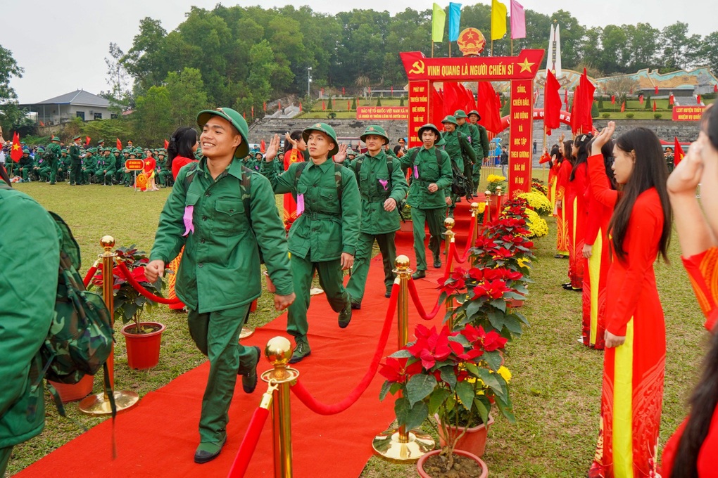 Hơn 2.700 tân binh đất Cảng lên đường nhập ngũ - 1 Hơn 2.700 tân binh đất Cảng lên đường nhập ngũ - 1