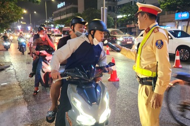 Uống rượu bia, dắt xe máy qua chốt kiểm tra nồng độ cồn vẫn có thể bị phạt