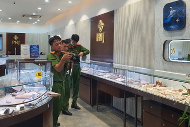 Công an truy bắt đối tượng mặc áo Grab cướp tiệm vàng ở Đà Nẵng