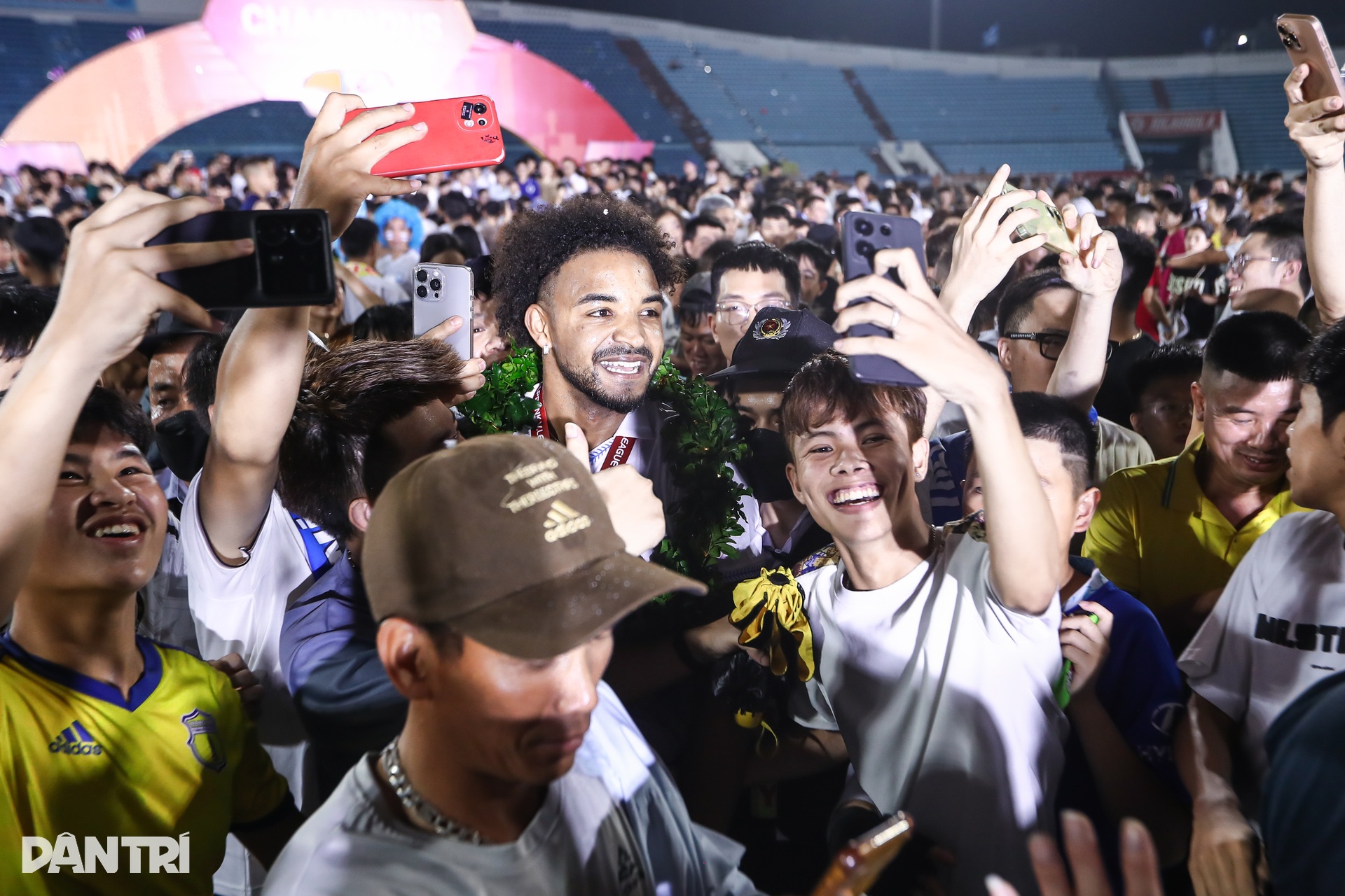 Cảm xúc vỡ oà của Xuân Son và cầu thủ Nam Định sau chức vô địch V-League - 16 Cảm xúc vỡ oà của Xuân Son và cầu thủ Nam Định sau chức vô địch V-League - 16
