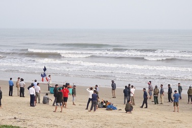 Nhóm học sinh đi tắm biển ngày cuối năm, 2 em bị sóng cuốn mất tích