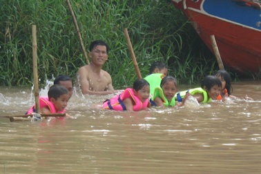 Tập bơi cho trẻ em vùng “cận lũ”