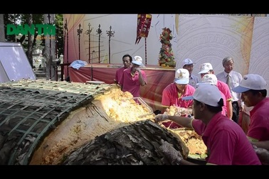 Hàng ngàn người thưởng thức chiếc bánh chưng nặng 2,5 tấn