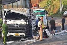 Xe khách va chạm xe tải, 3 người bị thương