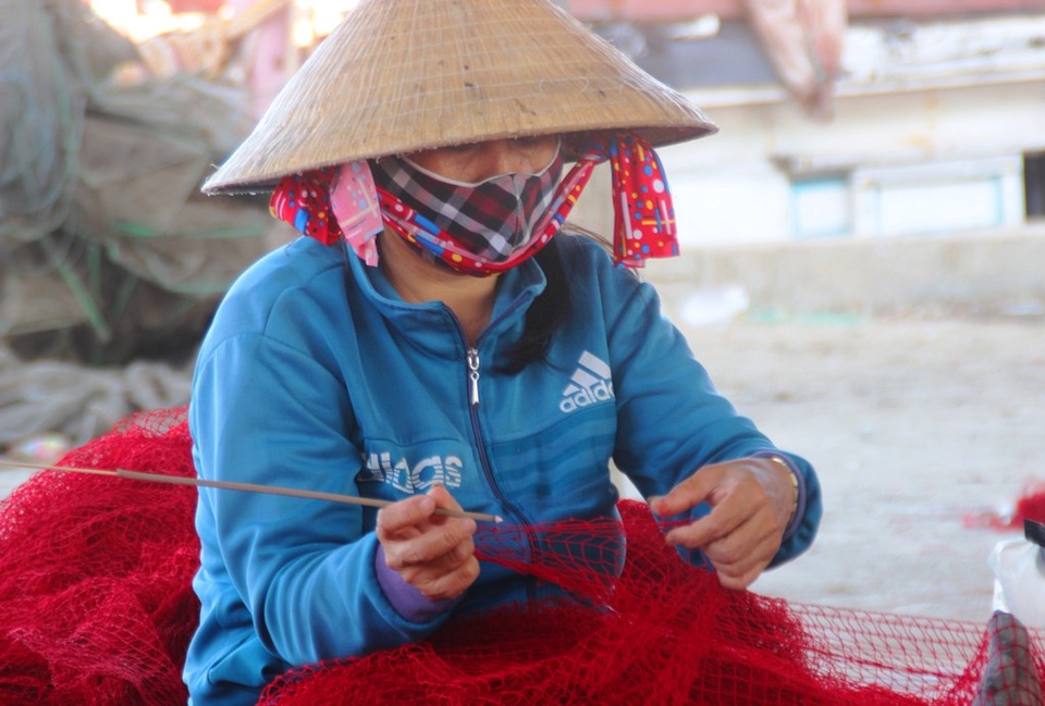 Những phụ nữ hành nghề vá lưới thuê ở mũi biển Đề Gi - 2 Những phụ nữ hành nghề vá lưới thuê ở mũi biển Đề Gi - 2