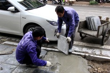 Hình ảnh các vỉa hè Hà Nội được thay mới bằng gạch vân đá