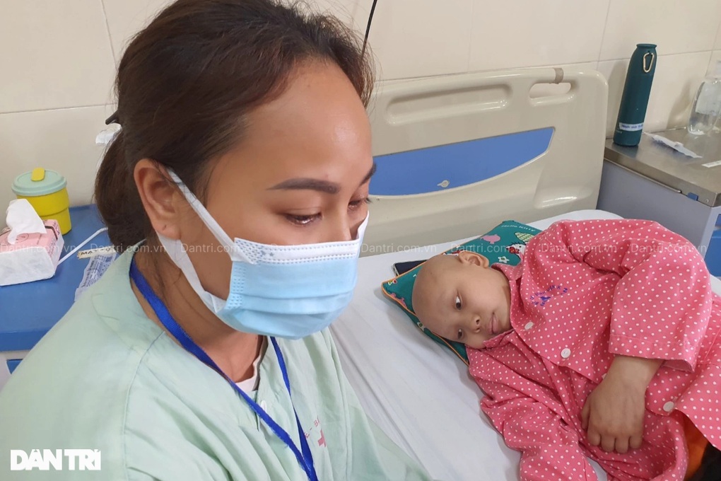Ánh mắt khát sống của cậu bé mắc ung thư hiếm gặp - 5 Ánh mắt khát sống của cậu bé mắc ung thư hiếm gặp - 5