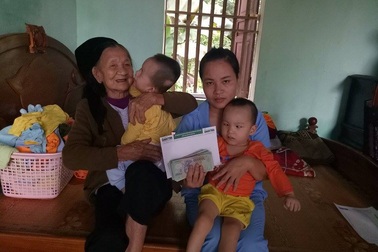 Hơn 120 triệu đồng tiếp tục đến với hai bé song sinh bại não