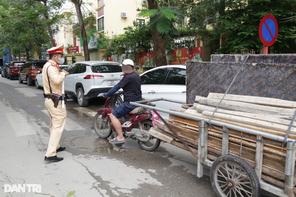 CSGT xử lý nhiều tài xế chở hàng cồng kềnh luồn lách trong ngõ nhỏ - 1 CSGT xử lý nhiều tài xế chở hàng cồng kềnh luồn lách trong ngõ nhỏ - 1