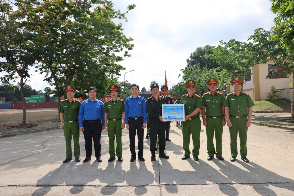 Đoàn CSCĐ Kỵ binh hành quân 1.750km để tham gia diễu binh, diễu hành - 2 Đoàn CSCĐ Kỵ binh hành quân 1.750km để tham gia diễu binh, diễu hành - 2