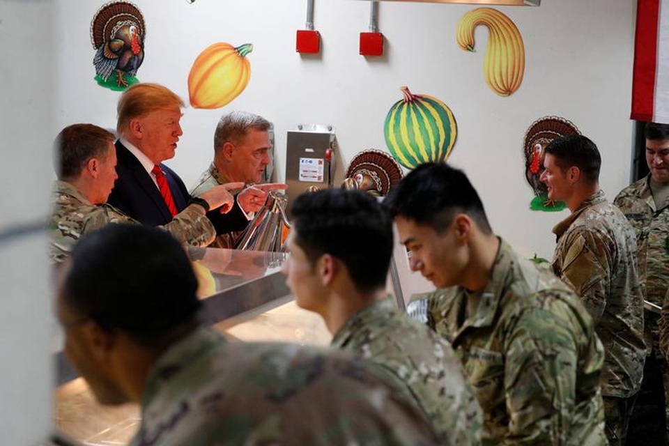 Ông Trump bí mật thăm vùng chiến sự, phục vụ đồ ăn cho quân nhân Mỹ - 4 Ông Trump bí mật thăm vùng chiến sự, phục vụ đồ ăn cho quân nhân Mỹ - 4