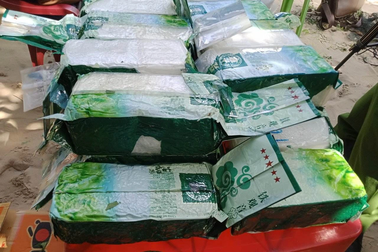 Phát hiện 20 gói bột lạ trôi dạt trên biển