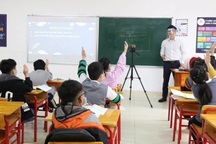 Dạy online trong lớp offline: Giáo viên quay cuồng vì phải "phân thân"