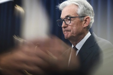 Fed trước sức ép từ ông Trump: Cắt lãi suất hay cắt ghế?