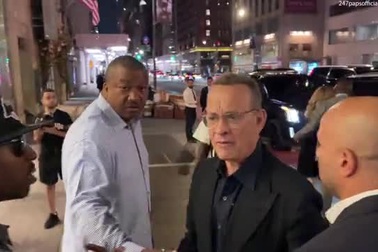 Tom Hanks gây bất ngờ vì thái độ giận dữ với fan quá khích