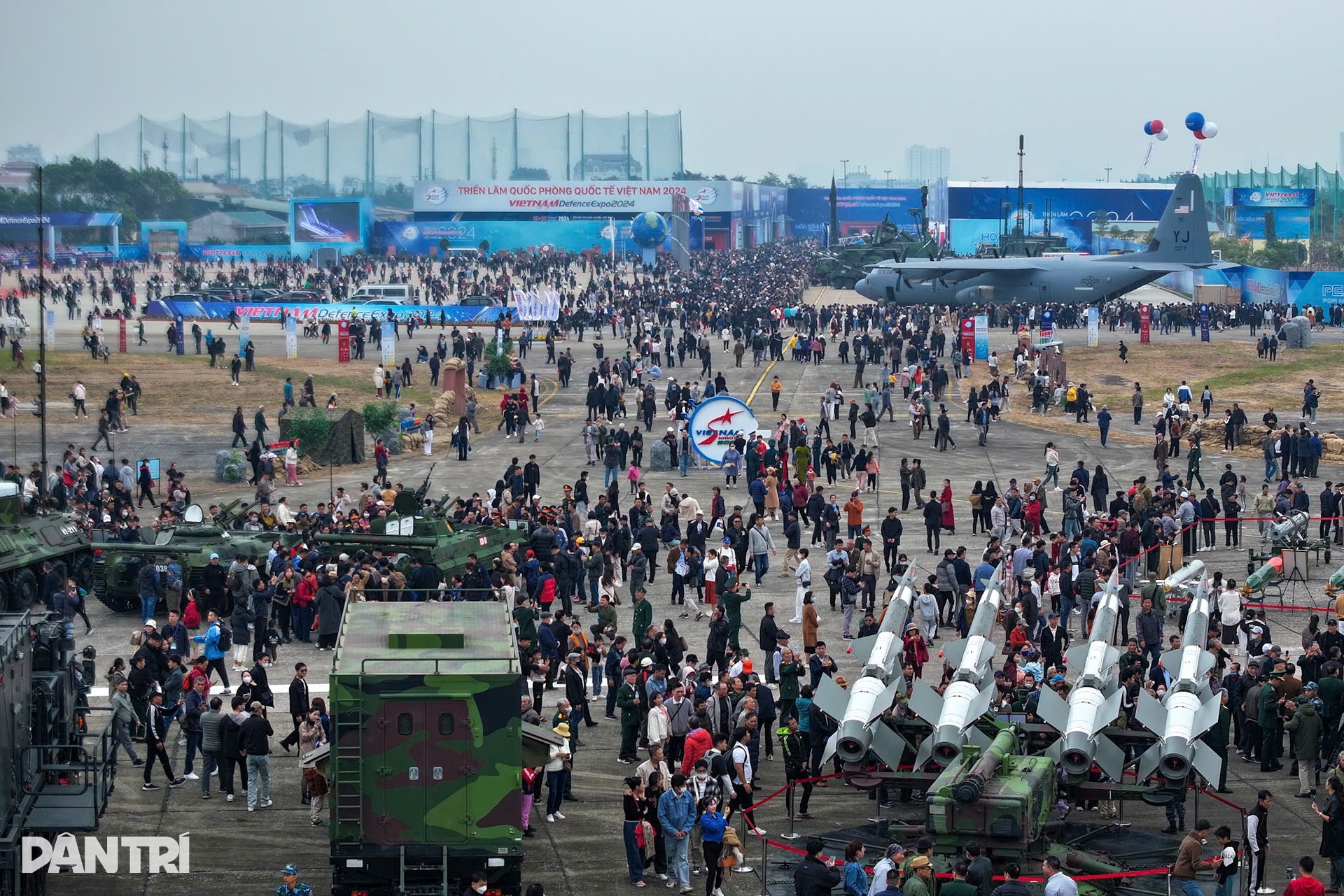Hàng vạn người dân thích thú khám phá, trải nghiệm tại Triển lãm Quốc phòng - 1 Hàng vạn người dân thích thú khám phá, trải nghiệm tại Triển lãm Quốc phòng - 1
