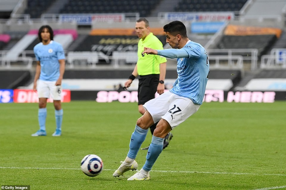Ferran Torres lập hattrick trong chiến thắng nghẹt thở của Man City - 2 Ferran Torres lập hattrick trong chiến thắng nghẹt thở của Man City - 2