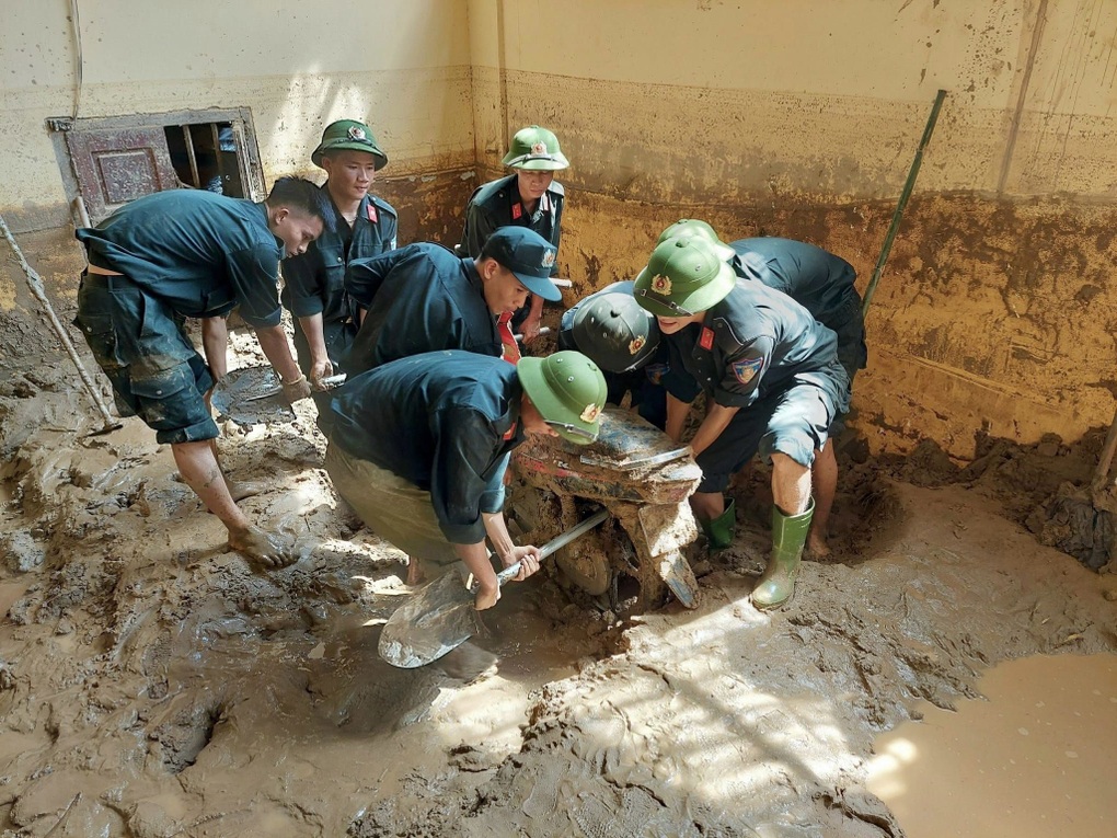 Tìm thấy ô tô bị lũ cuốn trôi sau gần một tuần - 5 Tìm thấy ô tô bị lũ cuốn trôi sau gần một tuần - 5