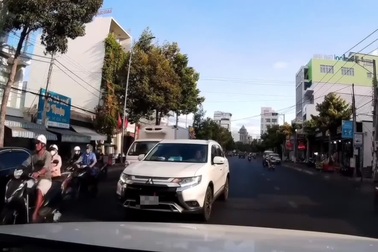 Ô tô đè vạch liền lấn làn để vượt, thi gan với xe đi đúng